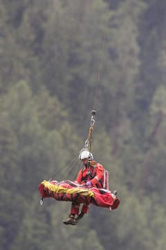 Verletzte werden von einem Helikopter herausgeflogen. (Bild: Keystone)
