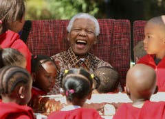 Nelson Mandela feiert seinen 89. Geburtstag im July 2007. (Bild: Keystone)