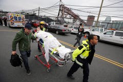 Eine verletzte Person wird von der Ambulanz abtransportiert. Mindestens drei Tote wurden von US-Medien gemeldet und über Hundert Verletzte. (Bild: EPA/GARY HERSHORN)