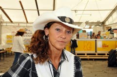 Der weisse Hut ist ein Markenzeichen von Ruth Gurtner aus Thun. Gekauft hat sie ihn an einem Country-Festival in Interlaken. Strikte Kleiderregeln gibt es für sie nicht: «Ich kombiniere einfach verschiedene Sachen, bis es für mich passt», meint die 58-jährige Pflegefachfrau lachend. Auf der Klewenalp hatte sie sogar selbst einen Auftritt: Sie ist nämlich Mitglied bei der Gruppe Rodeo Line Dancer Berner Oberland. «Jeden Donnerstag gehe ich in den Kurs. Mir tut das richtig gut.» Sie sei schon immer ein Country-Fan gewesen, in die Szene sei sie «eher aus Zufall reingerutscht». (Bild: Adrian Venetz)