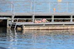 Ein Sonnenbad fast wie im Sommer am Zürichsee. (Bild: Keystone/Walter Bieri)