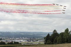 Spanische Flagge am Himmel: Die Patrulla Aguila Casa in ihren C-101 Aviojets. (Bild: Keystone)
