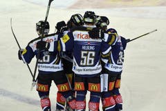 Reto Suri, Josh Holden, Timo Helbling, Corsin Casutt und Andreas Furrer (von links) feiern einen Treffer des EVZ. (Bild: Keystone)