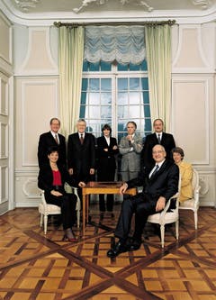 2003 (von links): Ruth Metzler, Bundespräsident Pascal Couchepin, Bundeskanzlerin Annemarie Huber-Hotz, Joseph Deiss, Kaspar Villiger, Micheline Calmy-Rey, Moritz Leuenberger und Samuel Schmid. (Bild: Bundeskanzlei / Samuel Mizrachi)