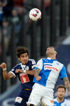 Kopfballduell zwischen Dario Lezcano (links) und Caio. (Bild: Keystone)