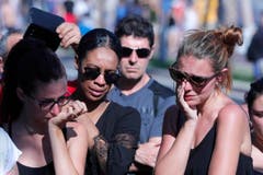 Vier Personen trauern in Nizza. (Bild: AP / Francois Mori)
