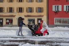 Sofort die Schneeschleuder hervorgeholt: Man weiss nie, wie schnell die weisse Pracht in Airolo wieder wegschmiltzt. (Bild: KEYSTONE/Ti-Press/Pablo Gianinazzi)