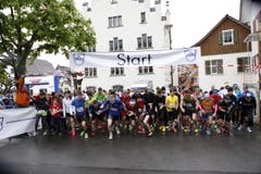 Die Bergläufer sind voll motiviert trotz schlechten Wetterbedingungen. (Bild: Patrick Hürlimann (Neue Zuger Zeitung))