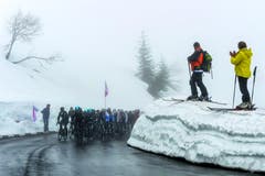 Jean-Christophe Bott - 3. Platz Kategorie «Sport»: Hat die Saison der Radrennen schon wieder begonnen? Während die einen noch auf den Ski stehen, quälen sich die andern an diesem 27. April 2013 bei der 67. Tour de Romandie uber den Col de la Croix. Der Pass liegt auf 1778 Meter uber Meer im Kanton Waadt und fuhrt von Bex nach Les Diablerets. (Bild: Swiss Press Photo / Jean-Christophe Bott)