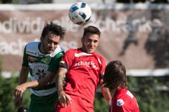 Der Krienser Fisnik Hasanaj, links, im Kampf um den Ball gegen Thuns Matteo Tosetti. (Bild: Keystone / Marcel Bieri)