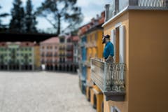 Alles wie gewohnt: Gelassen schaut ein Bewohner vom Balkon. (Bild: Gabriele Putzu/Ti-Press/Keystone)