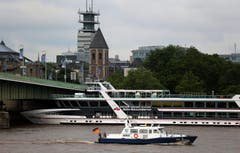 Der Rhein in Köln ist für die Schifffahrt zu hoch. (Bild: Keystone)