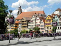 Tübingen - berühmte Universitätsstadt in Baden-Württemberg (D). Blick von der Neckbarbrücke auf die schöne Häuserfront mit der Stiftskirche. (Bild: Niklaus Rohrer)