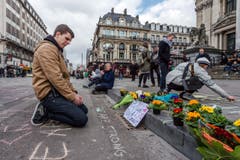 Ein Mann trauert um Opfer des Terroranschlags. (Bild: AP Photo / Geert Vanden Wijngaert)
