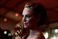 Schauspielerin Uma Thurman präsentiert ihren Bambi. (Bild: Keystone)