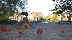 Trostlos: Ein Kinderspielplatz ohne Kinder. (Bild: AP Photo / Virginia Mayo)
