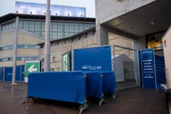 Am frühen Morgen stehen Abschrankungen und Stellwände bereit – und offenbar auch der Fotograf von Keystone. (Bild: Keystone/Ennio Leanza)