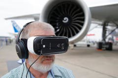 Der Kapitän Murray Coppins aus Australien schaut sich die 3D-Vorführung der Boeing 777-300ER an. (Bild: Francois Mori)