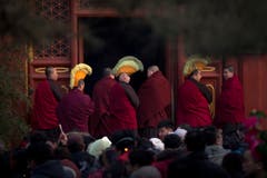 Tibetanische Mönche bereiten sich auf ihre Gebete vor. (Bild: Keystone)