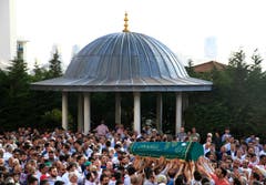 Nach dem Anschlag in Istanbul tragen Trauernde den Sarg des getöteten Muhammed Eymen Demirci bei seiner Beerdigung. (Bild: AP/Lefteris Pitarakis)