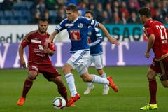 Claudio Lustenberger von Luzern, Mitte, Philipp Muntwiler von Vaduz, rechts, und Diego Ciccone von Vaduz, links, kämpfen um den Ball beim Fussball Meisterschaftsspiel der Super League zwischen dem FC Luzern und dem FC Vaduz am Samstag in der Swissporarena in Luzern. (Bild: Keystone/Alexandra Wey)