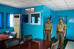 Zwei Soldaten stehen Posten in einem Konferenzraum. Sie stehen vor einer Tür, die zur südkoreanischen Seite gerichtet ist – sie schauen von Nord nach Süd. Dieses Bild wurde gelöscht, als der Fotograf die entmilitarisierte Zone zwischen Nord- und Südkorea passierte – aber es konnte später wiederhergestellt werden. (Bild: Martin von den Driesch)