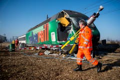 Beim Schwerverletzten handelt es sich um den Lokführer des Interregio-Zuges. Die Feuerwehr musste den 49-Jährigen aus dem Führerstand der Lokomotive herausschneiden. Er wurde mit einem Rega-Helikopter ins Spital gebracht. (Bild: Keystone / Ennio Leanza)