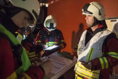 Die Feuerwehr bespricht ihren Einsatz im Schwimmbad. Dort kam es zum Chlorgas-Unfall. (Bild: Edi Ettlin)