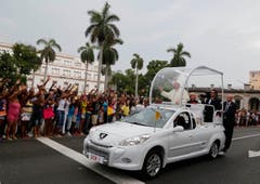 In Havanna wird der Papst herzlich willkommen geheissen. (Bild: Keystone)