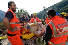 Ein verletzter Mann wird von den Rettungskräften versorgt. (Bild: AP / Sandro Perozzi)