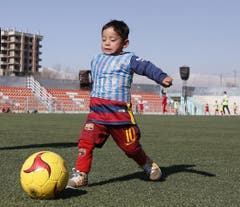 Und wenn es schon mal richtigen Fussballrasen hat, will Murtaza wissen, wie sich das beim Kicken anfühlt. (Bild: Epa / Jawad Jalali)