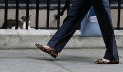 Da staunt selbst Kater Larry. Theresa May im Leopardenlook vor der Downing Street 10. (Bild: Kirsty Wigglesworth/AP)