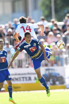 Nils Ryser vom FC Naters (oben) kämpft gegen Remo Arnold um den Ball. (Bild: OLIVIER MAIRE)