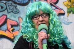 Umzugs-Speakerin Erika im Element. (Bild: Robert Hess (Neue OZ))