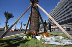 Blumenschmuck am Ort des Attentats in Nizza. (Bild: AP/Luca Bruno)