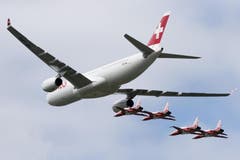 Eskortiert von Tiger F5-E Kampfjets der Patrouille Suisse überfliegt ein Airbus A330 der Swiss das Gelände. (Bild: Keystone)
