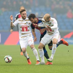 Der Basler Matias Emilio Delgado im Kampf um den Ball gegen die Luzerner Jakob Jantscher, links, und Migjen Basha. (Bild: Keystone / Georgios Kefalas))