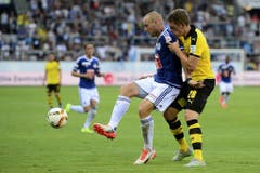 Luzerns Marco Schneuwly (links) deckt den Ball ab gegen Dortmunds Matthias Ginter. (Bild: Keystone / Urs Flüeler)