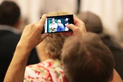 Es war praktisch ein unmögliches Unterfangen, mit Sepp Käslin ein vernünftiges Gespräch zu führen. Bei politischen Fragen driftete er immer wieder ab, gab wirre Aussagen von sich. Das Einzige, das sich herausziehen liess: «Ich kann die Bauern vertreten. Ich würde mich für mehr Zulagen für die Bergbauern gegenüber den Flachländlern einsetzen.» Ansonsten weckte der 68-Jährige nicht ansatzweise den Anschein, ein ernst zu nehmender Gegner von Therese Rotzer und Hans Wicki zu sein. Offenbar war ihm dies zumindest zu einem Teil auch bewusst, als er ins Publikum rief: «Ich bin Politcabaret. Jetzt ist es lustig, nachher sitze ich unten und bin ruhig.» Seine Aufforderung nach einem Schlussapplaus blieb unerhört. (Bild: Roger Zbinden / Neue NZ)
