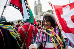 Eine kostümierte Person mit eine Schweizer Fahne läuft am Umzug "ZüriCarneval 2015". (Bild: ENNIO LEANZA)