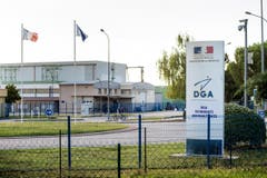 Hier in Toulouse wird das Wrackteil von einer Abteiung Flugtechnik des Französischen Verteidigunsministeriums untersucht. (Bild: Keystone)