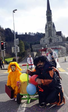 Im Mittelpunkt des Lungerer Fasnachtsumzuges waren die Kinder mit hübschen und farbigen Sujets. (Bild: Romano Cuonz (Neue NZ))