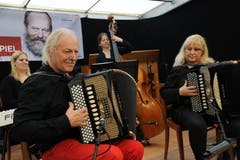 Im Festzelt auf dem Unterlehn musizierte das Akkordeonduo Wachter-Rutz. (Bild: Urs Hanhart / Neue UZ)