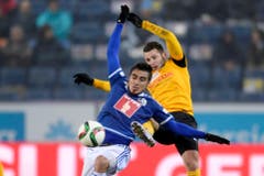 Der Luzerner Dario Lezcano, links, im Kampf um den Ball mit dem YB-Spieler Renato Steffen, rechts. (Bild: (KEYSTONE/Nick Soland))