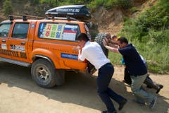Ein Auto des Fotografenteams ging in Nordkorea kaputt und musste in die nächste Garage geschoben werden.
