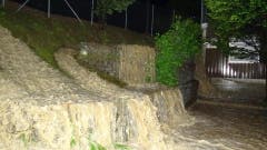 Der Bach sucht sich seinen eigenen Weg durchs Dorf in Wollerau. (Bild: Twitter @kingfaebe)
