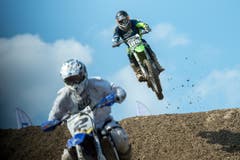 Gehören zum Motocross: kühne Sprünge über verschiedenste Hindernisse. (Bild: Dominik Wunderli / Neue LZ)