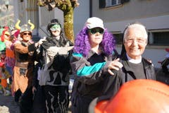 Die Schwestern des Klosters mischten sich unters Fasnachtsvolk. (Bild: Romano Cuonz)