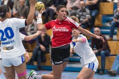 Die Stanserin Topskorerin Nadia Fellmann setzt sich gegen die Abwehr von GC Amicitia Zürich durch. (Bild: Roger Grütter)