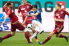 Jahmir Hyka (mitte) im Duell mit den Vaduz-Spielern Philipp Muntwiler (links) und Nick Von Niederhäusern (Bild: Keystone / Urs Flüeler)